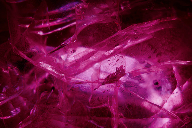 Trapped gas bubbles and flash effects in the synthetic ruby. Trapped gas bubbles and flash effects in the synthetic ruby.