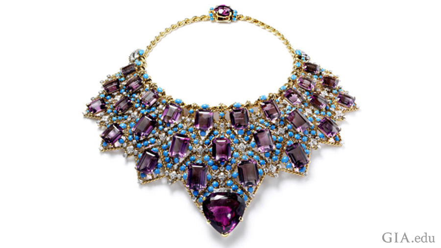 温莎公爵夫人的紫水晶项链上镶嵌着美丽的二月生日石，共有 28 颗阶梯式切磨紫水晶、一颗大的心形紫水晶以及一些凸圆面土耳其石和钻石，所有宝石都悬坠在一条金链上。。