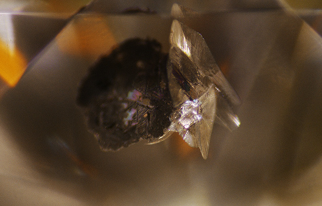 Wallastonite and CaSiO3-breyite in colorless diamond.