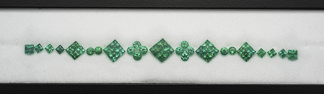 A calibrated set by Eternity Natural Emerald.