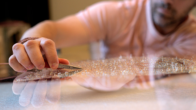 Figure 1. Artist Johnathan Schultz working on “Out of the Darkness,” a reproduction of Nelson Mandela’s fingerprint with more than 9,200 diamonds set in white gold. Photo by Michael Craigwood; courtesy of Johnathan Schultz.