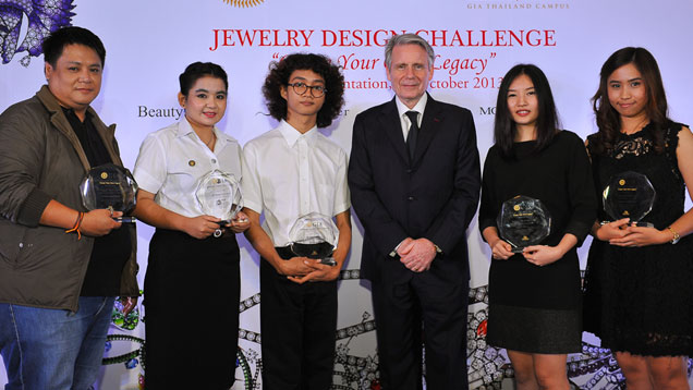 From left: Finalists Songsak Sirimartpornchai, Sutattar Chanrungrojne, Nattawat Srinoon, Rojarin Nanthavisuttiwong and Supparanun Kanchanakul receive their awards from Kenneth Scarratt (third from right), GIA managing director of South East Asia and director of research, at the Bangkok Art and Culture Center. Photos by GIA 