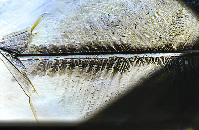 Dendritic pattern (and its mirror reflection) at the opening of the diamond's fracture.