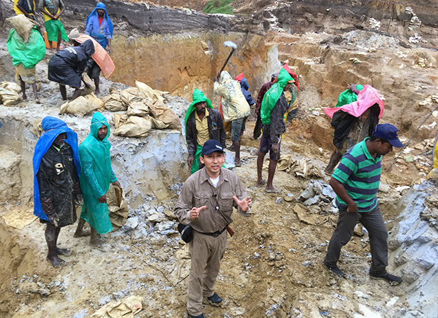 Dr. Ahmadjan Abduriyim reports from the Bogawatalawa sapphire deposit.