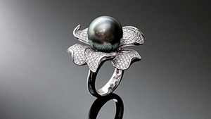 Tahitian cultured pearl mounted in ring