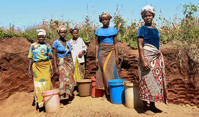 Figure 5. Artisanal rhodolite miners in Malawi. Photo courtesy of Virtu Gem.