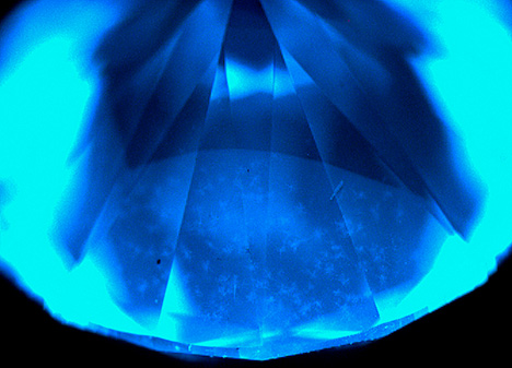 Figure 2. This deep ultraviolet fluorescence DiamondView image shows that the cloud inclusion features appear to be contained within a single growth zone. Image by Sally Eaton-Magaña.