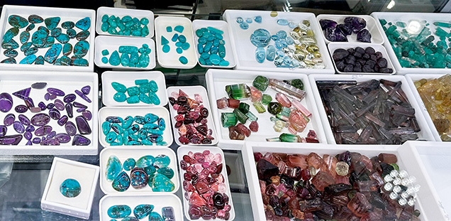 Figure 1. A display case showing popular colors and materials seen this year in Tucson. Photo by Jennifer Stone-Sundberg; courtesy of Arizona Color Stones & Minerals.