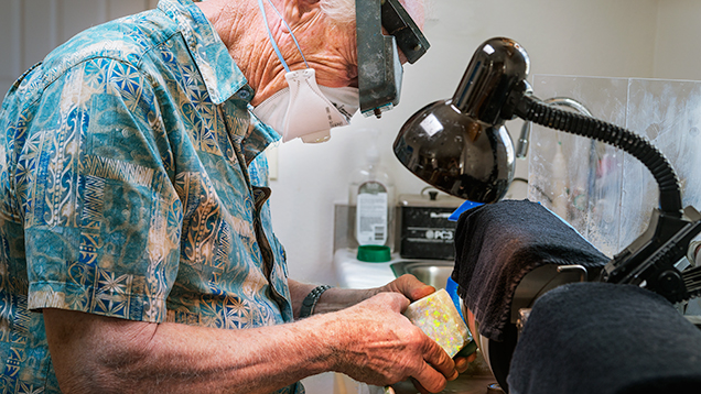 Grinding a rough opal