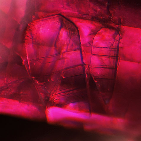 The red beryl’s crystal inclusions were a columnar shape with distinct cleavage features.