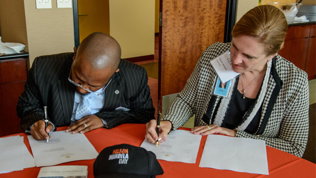 Sello Hatang, Chief Executive of the Nelson Mandela Foundation, and Susan Jacques, chair of the GIA Board of Governors, sign a Memorandum of Understanding between GIA and the Nelson Mandela Foundation.