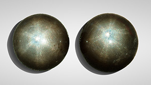 Figure 1. Left: Black beryl beads displaying six-rayed stars. Right: Black beryl beads displaying twelve-rayed stars. Photos by Tinh Xuan Nguyen.