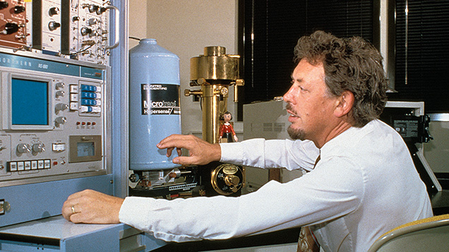 Figure 1. Dr. Vince Manson using GIA’s first scanning electron microscope, acquired in 1976.