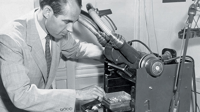 Figure 11. Robert Crowningshield preparing to X-ray several pearls at GIA’s New York laboratory in the early 1950s.