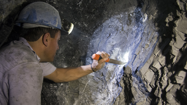 Use of hand tools at El Manantial mine